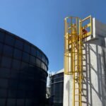 Escalera marina con proteccion de fibra de vidrio amarilla